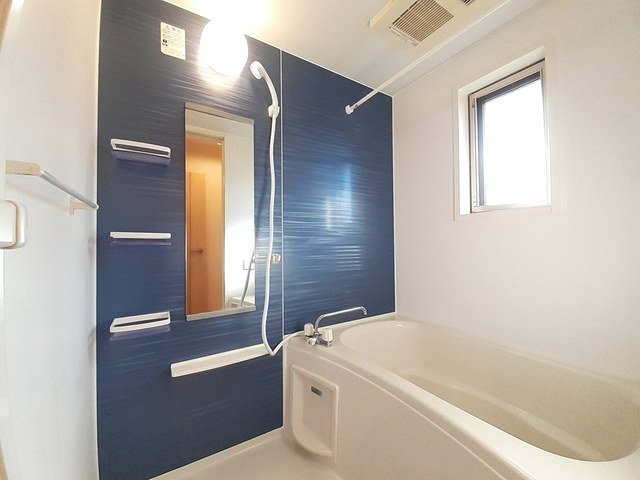 バス・シャワールーム　落ち着いた空間のお風呂です