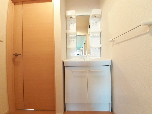 洗面設備　ゆったりとスペースのある洗面所