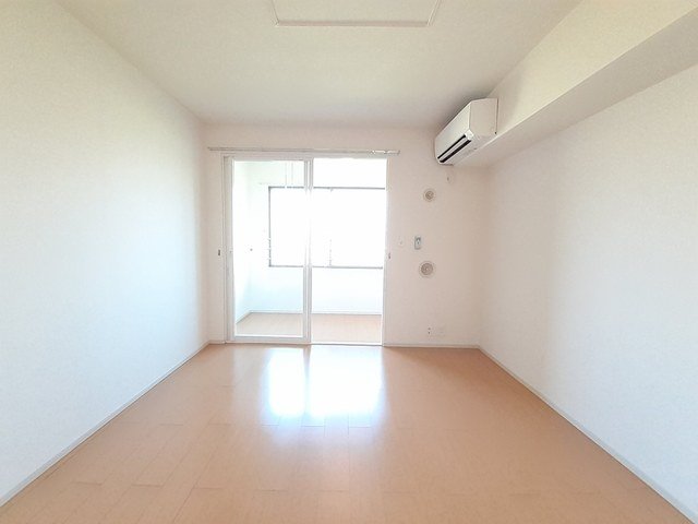 居室・リビング　こちらの居間で趣味の時間をお楽しみください