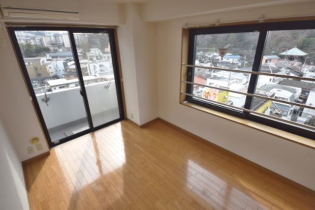 居室・リビング　★窓が二つあり明るいです★