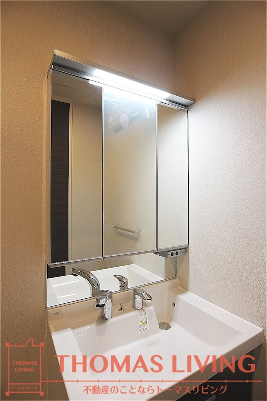 洗面設備　3面鏡になっています。