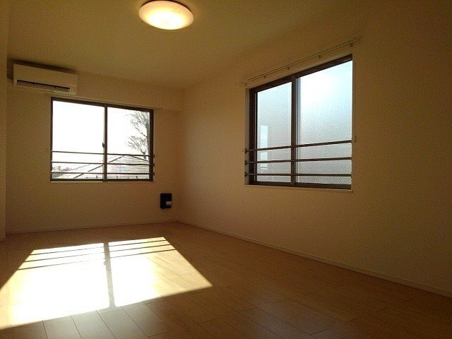 居室・リビング　南向きのお部屋です。