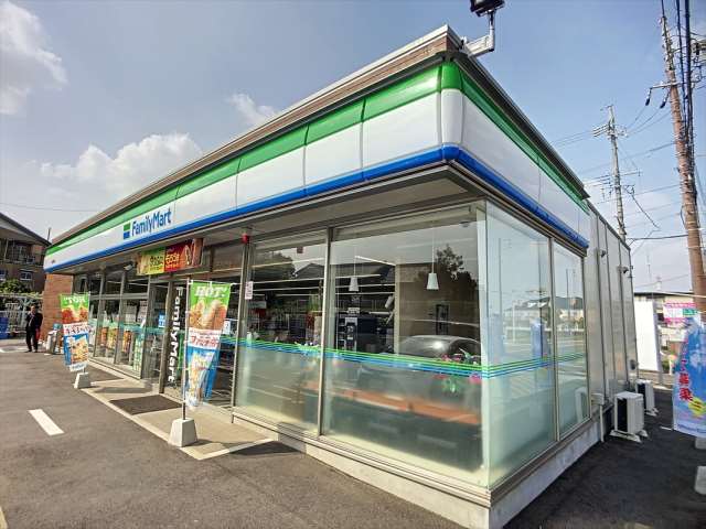 コンビニ　ファミリーマート（コンビニ）まで772m