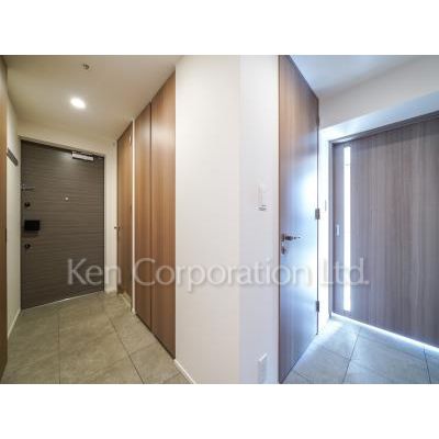 玄関　同タイプ11階のお部屋を撮影。仕様が異なることがあります。