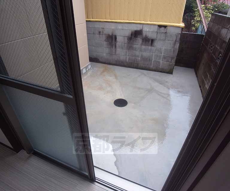 バルコニー　１階のみ広いスペースがあります