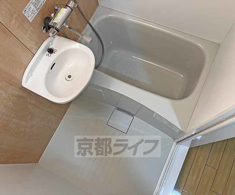 バス・シャワールーム　アクセントパネルがお洒落な浴室です。