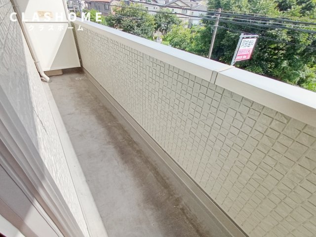 バルコニー　同物件の別部屋になります。