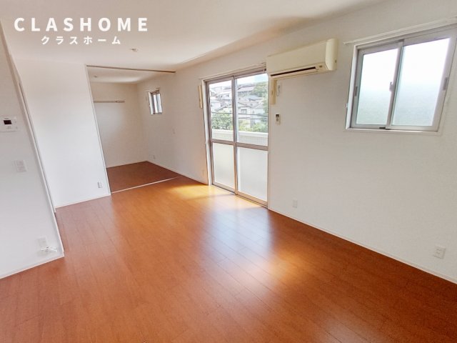 居室・リビング　同物件の別部屋になります。