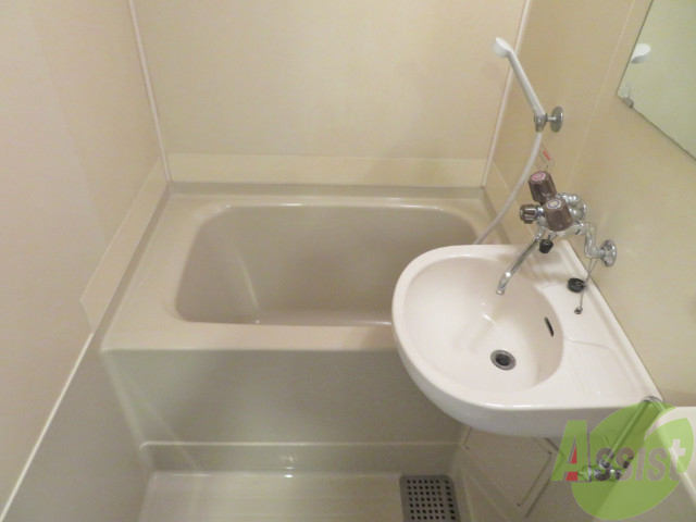 バス・シャワールーム　バスルームは狭すぎず、シャワーも浴びやすそうです。