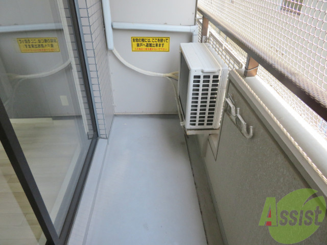 バルコニー　バルコニー。洗濯物がはかどりそうな広さがありますよ