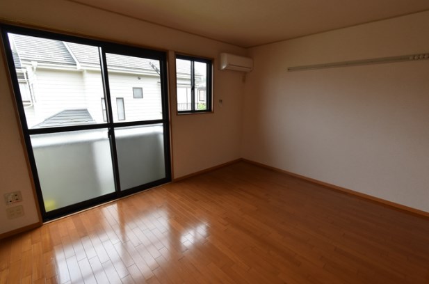 居室・リビング　自然光が心地よい洋室