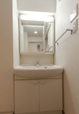 洗面設備　独立洗面台、朝の身支度には欠かせません