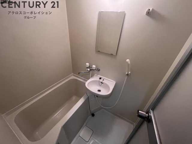 バス・シャワールーム　浴室内に洗面台とミラー付いてます♪