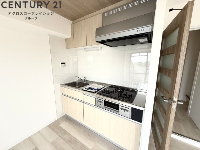 キッチン　3口ガスコンロ付で機能的なキッチンです！