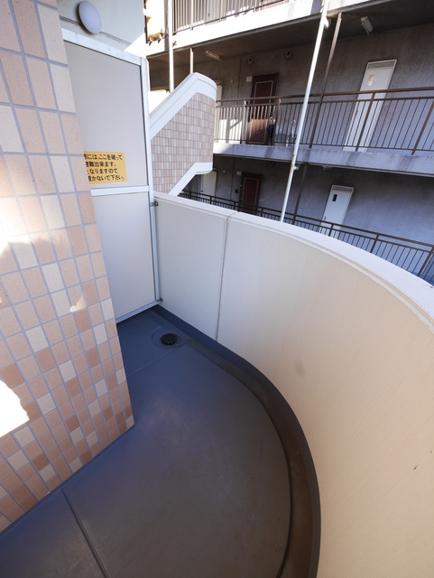 バルコニー　角部屋バルコニー※画像は６１０号室です。