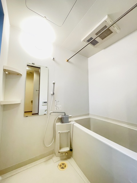 バス・シャワールーム　清掃前の写真です