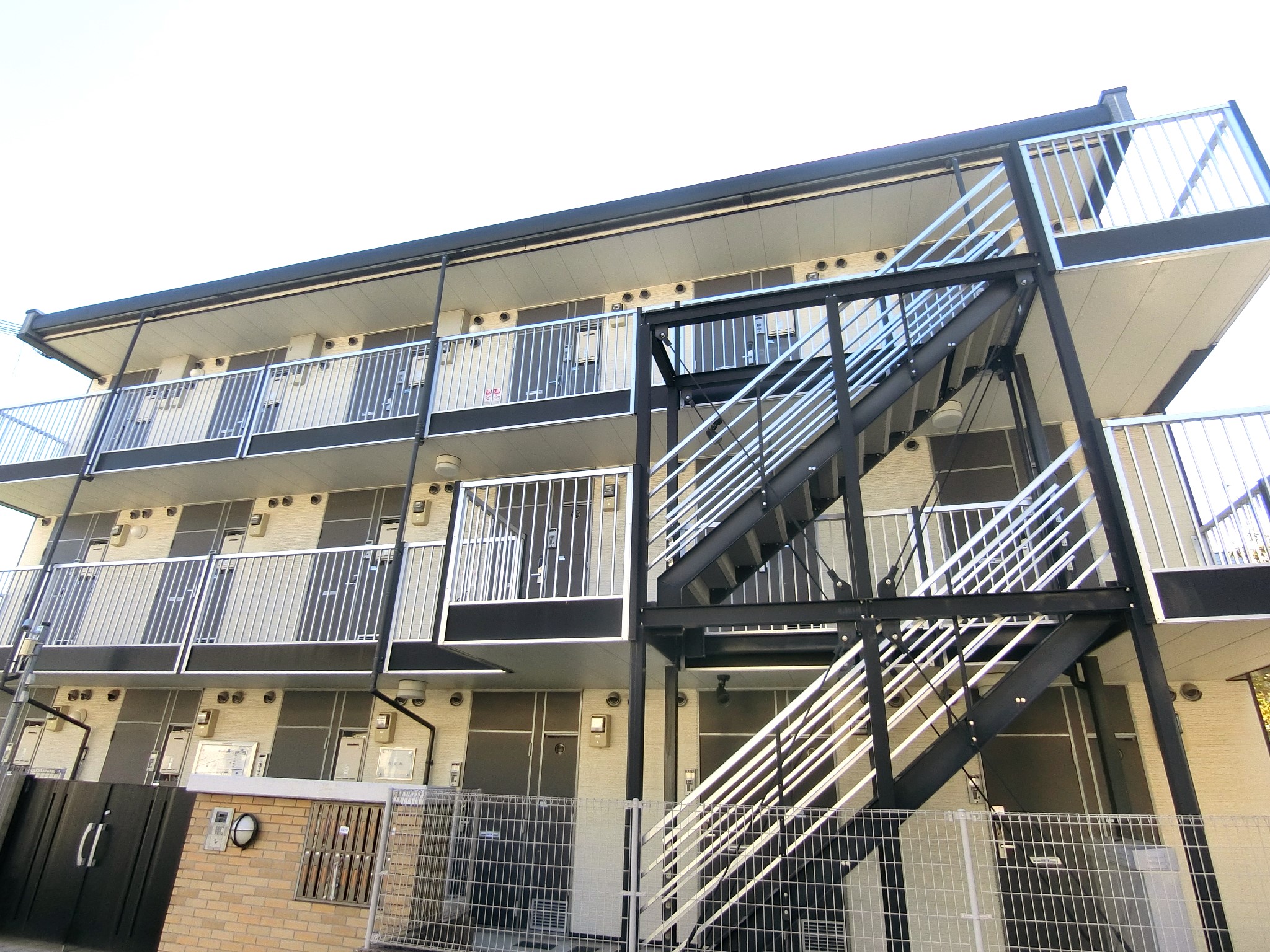 建物外観　オートロックゲートがあります☆