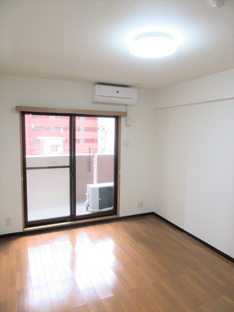 居室・リビング　南向きの洋室※同タイプ参考写真