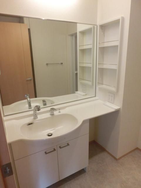 洗面設備　大きな独立洗面台を完備