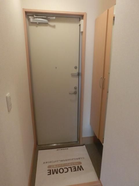 玄関　玄関に下駄箱を完備