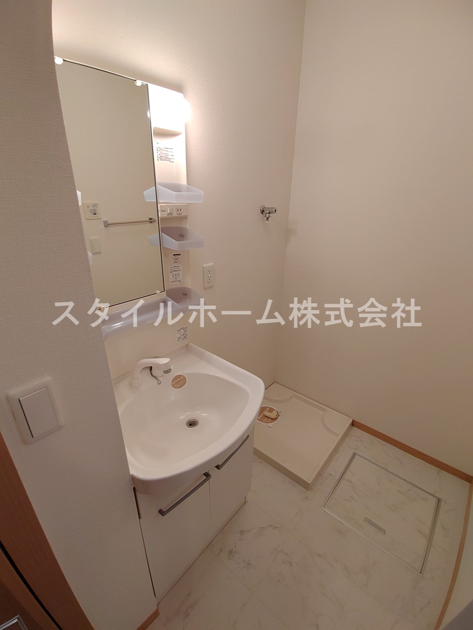 洗面設備　明るい洗面所です