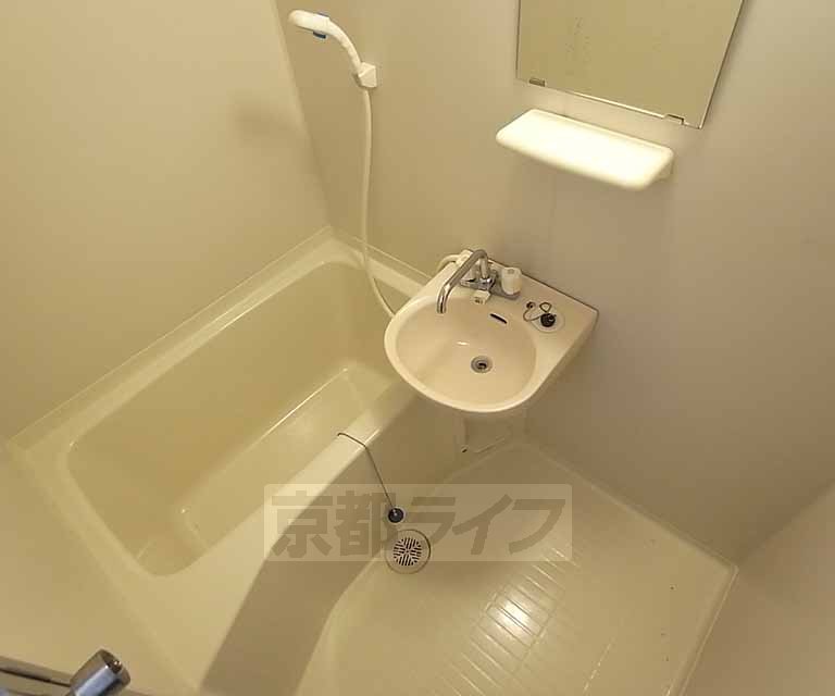 バス・シャワールーム　洗面台の付いたお風呂です。