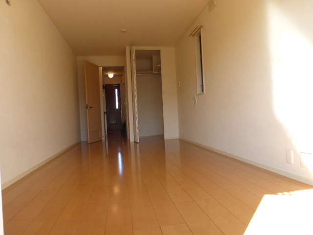 その他部屋・スペース　リビング　バルコニー側より撮影