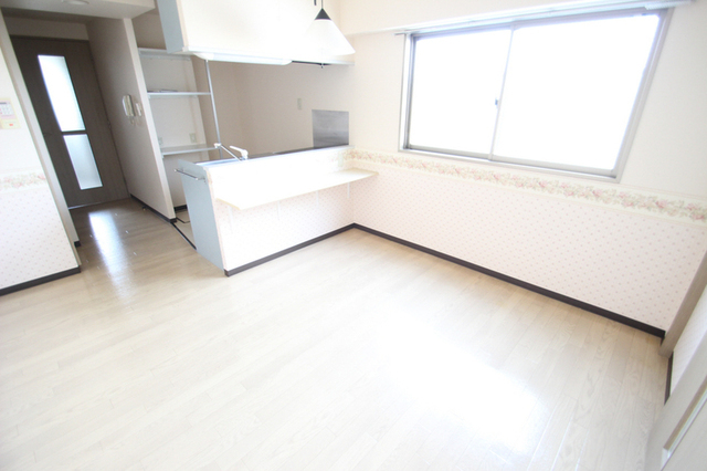 居室・リビング　※同号室の別階のお写真です