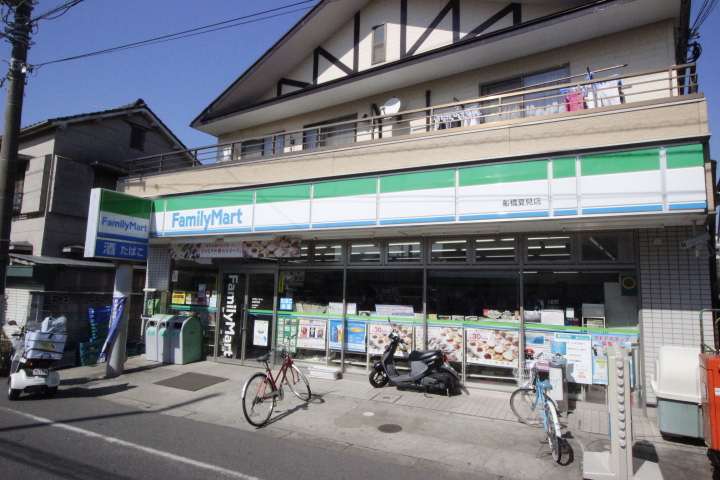 コンビニ　ファミリーマート（コンビニ）まで466m