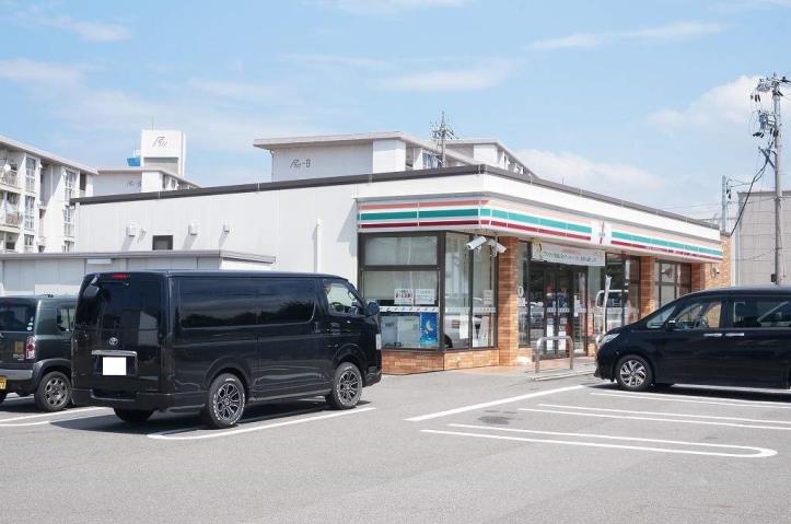 コンビニ　セブンイレブン（コンビニ）まで483m
