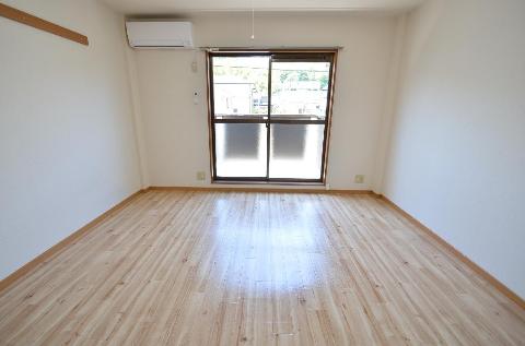 居室・リビング　室内