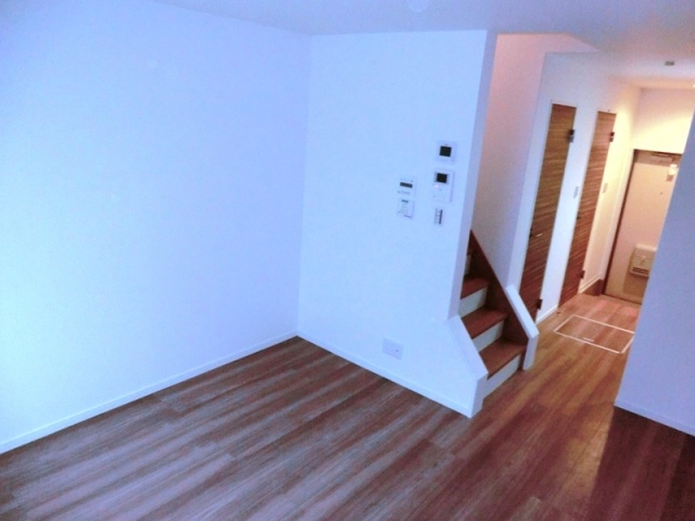 居室・リビング　床色が落ち着いた色合いで綺麗です♪