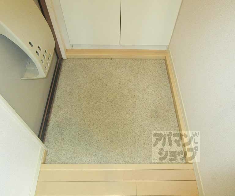 玄関　２０２号室の写真です。