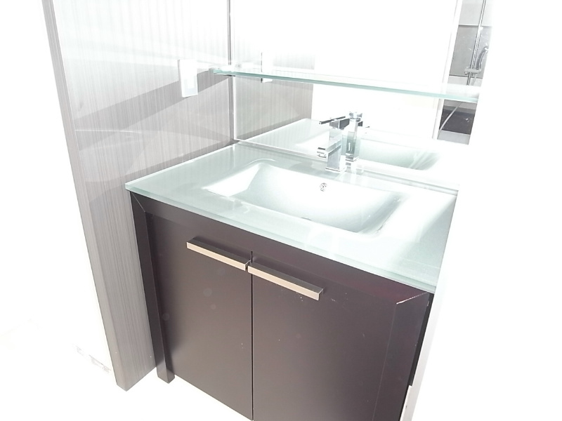 洗面設備　脱衣所　オシャレな独立洗面台付