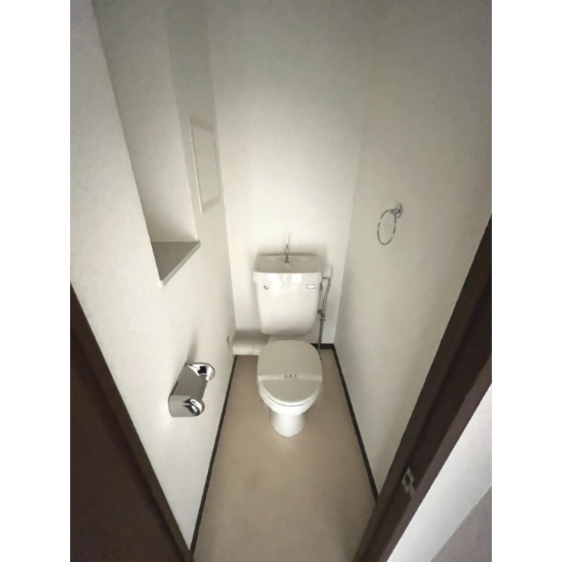 トイレ　温水洗浄便座付きで便利です