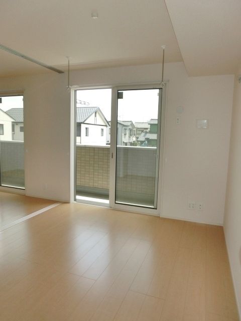 その他部屋・スペース　フローリング張りで明るい洋室です。