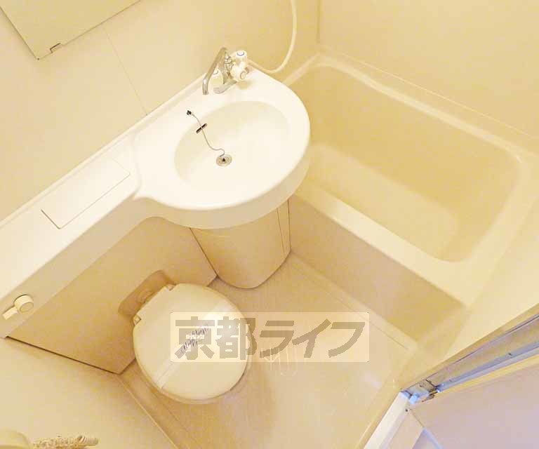 バス・シャワールーム　広々とした浴室です。