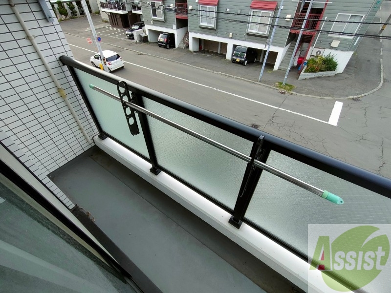 バルコニー　バルコニー。洗濯物がはかどりそうな広さがありますよ。