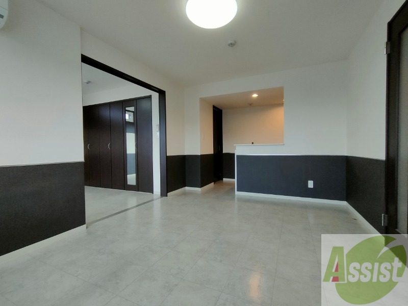 居室・リビング　フローリングや壁の色がお洒落な印象のリビングです。