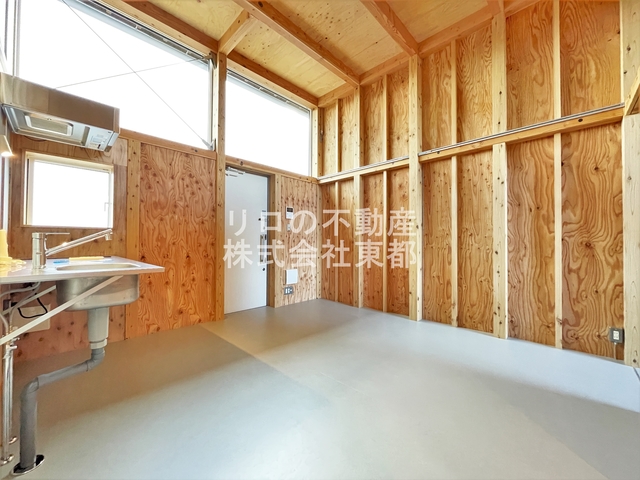 居室・リビング　広いリビングでゆったりくつろげる憩いの空間♪