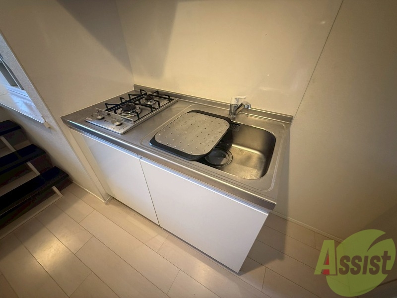 キッチン　キッチンはシステムキッチンです。スペースもちょうどいいですね