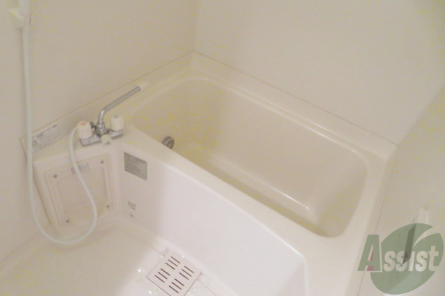 バス・シャワールーム　浴槽はかなり大きく疲れをとるのに最適。ゆっくり浸かりましょう