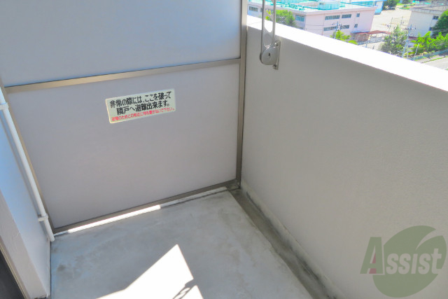 バルコニー　バルコニーは白色のオシャレな仕様になっています。いいなー。
