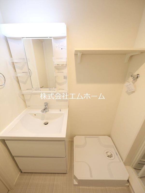 洗面設備　脱衣所　独立洗面台（シャンプードレッサー付）同型写真