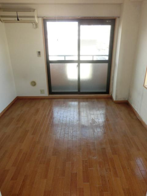 居室・リビング　明るい洋室です