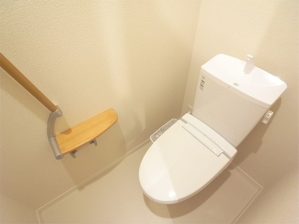トイレ　ウォシュレット機能もついてます。