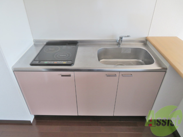 キッチン　ＩＨクッキングヒーターが２口ついてます。お掃除も楽々です。