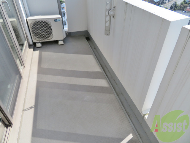 バルコニー　ベランダも広々してます。洗濯物など干せますよ。