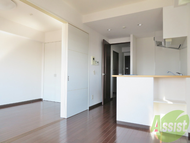 居室・リビング　白を基調とした明るくて清潔感のあるお部屋ですよ。