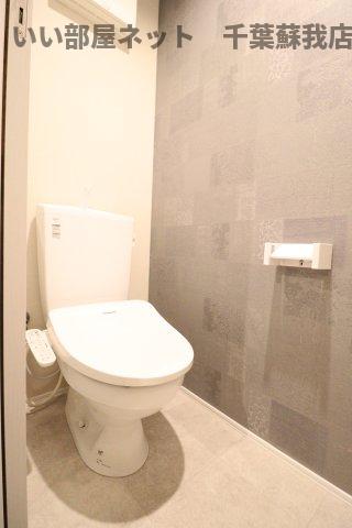 トイレ　落ち着いた色調のトイレです